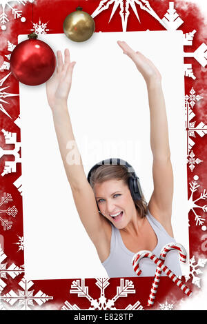 Bella donna ballare mentre si ascolta la musica Foto Stock