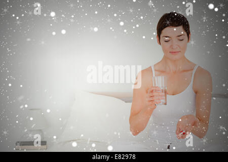 Immagine composita della donna affascinante prendere pillole Foto Stock