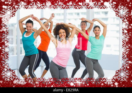 Lezione di fitness e istruttore facendo esercizio di pilates Foto Stock