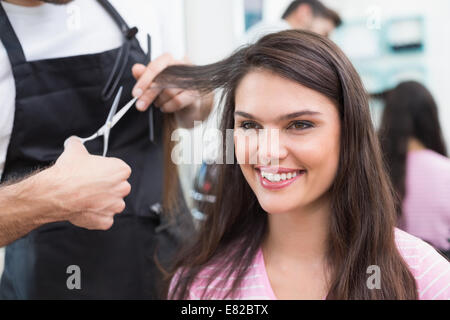 Bella bruna ottenendo il suo taglio di capelli Foto Stock