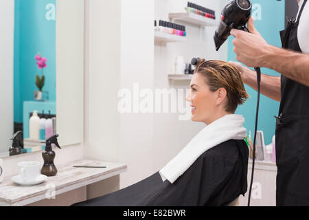 Donna ottenendo il suo pelo essiccato Foto Stock