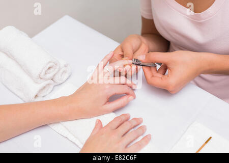 Chiodo tecnico del cliente dando una manicure Foto Stock