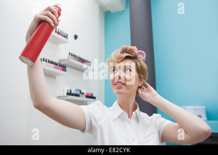 Cliente con bigodini nei capelli Foto Stock