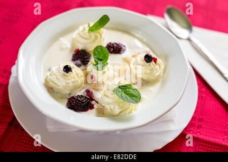 Il cibo sulla tovaglia bianca Foto Stock