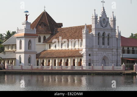 Bellissima chiesa del Kerala in Alappuzha backwaters. Foto Stock