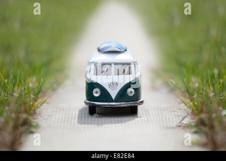 Giocattolo hippie Volkswagen camper van andando su surf trip Foto Stock