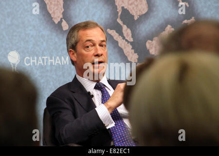 Nigel Farage, leader del partito per l'indipendenza del Regno Unito, parlando a Chatham House a Londra lunedì 31 marzo 2014. Foto Stock