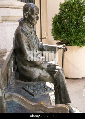 Statua di Lech Kaczynski di fronte al Consolato Generale Polacco a Murray Hill, New York, USA Foto Stock