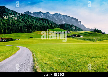 Strada alpina con Zahmer Kaiser in background, Kaiserwinkl, Tirolo, Austria Foto Stock