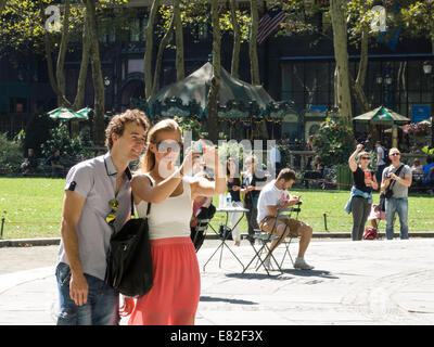 Le persone che si godono la Josephine Shaw Lowell Memorial Fontana e Plaza, Bryant Park, NYC Foto Stock