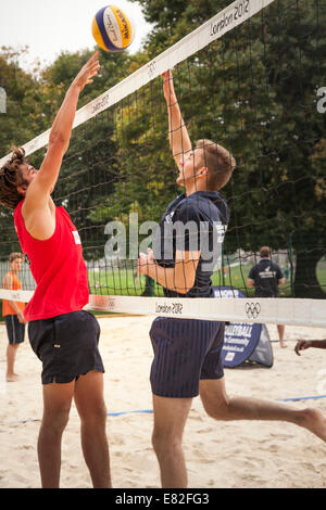 Due uomini giocando a pallavolo al netto. Foto Stock