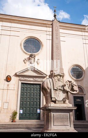 Scultura di Elefante e Obelisco a Roma, un luogo di riferimento progettato da Gian Lorenzo Bernini e svelato nel 1667 Foto Stock