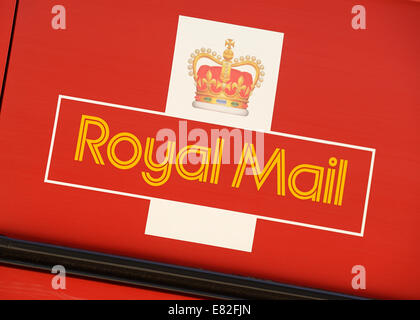 Royal Mail Logo sul lato di un furgone postale. Regno Unito. Foto Stock