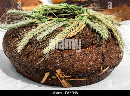 Lituano tradizionale pane marrone decorata con la segala Foto Stock