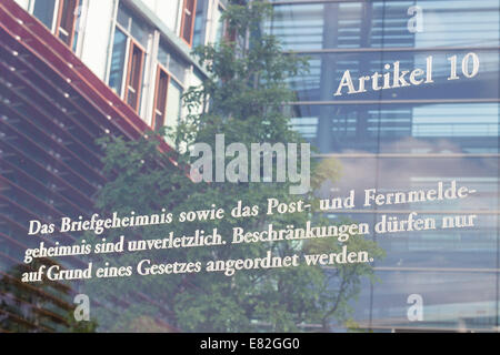 Germania, Berlino, costituzione tedesca scritto il vetro nella parte anteriore del Bundestag Foto Stock