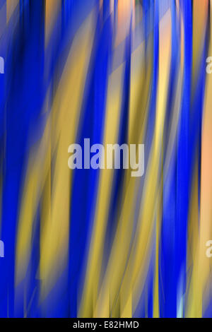 Il blu e il giallo spogliato sfondo sfocato fatta di nastri Foto Stock