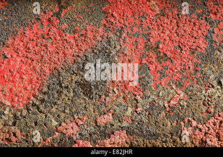 Relazione astratta tra rosso brillante graffiti con suggerimento di ferro arrugginito che mostra di sottolineatura attraverso fessure sfald vernice Foto Stock