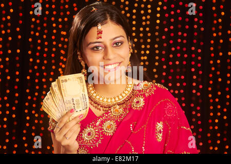 Indian ladies Diwali Festival che mostra il denaro Foto Stock