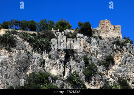 Vista sui monumenti medievali di Guadalest village, Sierrade Aitana montagne, Costa Blanca, Spagna, Europa Foto Stock