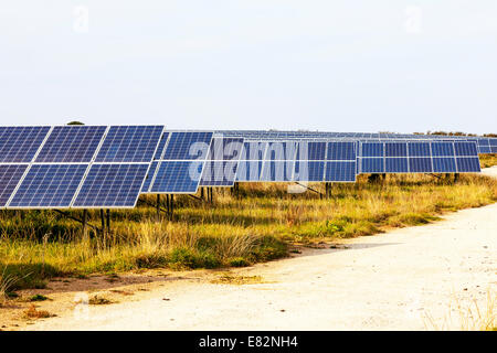 Pannello solare pannelli fattoria campo pieno Hayle Cornwall Cornish elettrico generatori di energia elettrica, energia fotovoltaica stazione, parco solare, impianto fotovoltaico Foto Stock