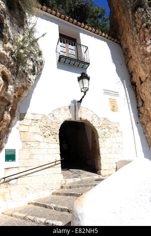 Vista sui monumenti medievali di Guadalest village, Sierrade Aitana montagne, Costa Blanca, Spagna, Europa Foto Stock