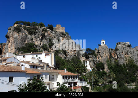 Vista sui monumenti medievali di Guadalest village, Sierrade Aitana montagne, Costa Blanca, Spagna, Europa Foto Stock