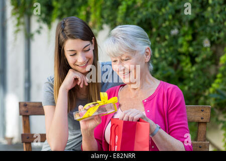 La donna riceve un regalo. Foto Stock