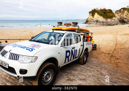 RNLI automobile veicolo su Towan Beach Newquay Cornwall sicurezza per surfers nuotatori bagnini di trasporto Foto Stock