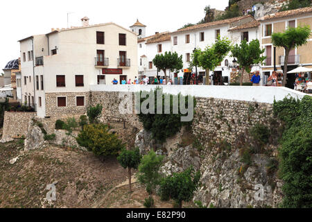 Vista sui monumenti medievali di Guadalest village, Sierrade Aitana montagne, Costa Blanca, Spagna, Europa Foto Stock