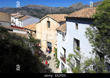 Vista sui monumenti medievali di Guadalest village, Sierrade Aitana montagne, Costa Blanca, Spagna, Europa Foto Stock