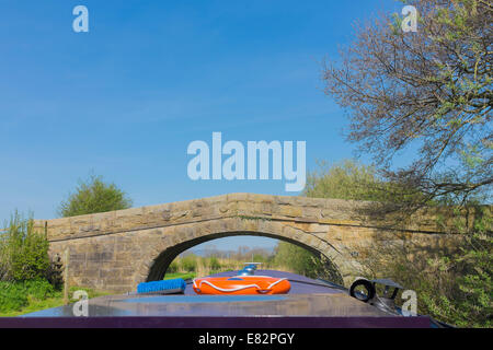 Passando sotto il ponte 34, Lancaster Canal Foto Stock