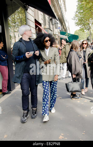 Showgoers Chic arrivando al Balmain Primavera/Estate 2015 Runway show di Parigi, Francia - Settembre 25, 2014 - Pista Manhattan/Celine Gaille/picture alliance Foto Stock