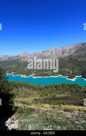 Il serbatoio del lago alla Guadalest monumenti medievali village, Sierrade Aitana montagne, Costa Blanca, Spagna, Europa Foto Stock