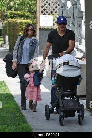 Mario Lopez con la moglie Courtney Mazza e famiglia, Gia e Domenico di andare a fare shopping al Bel Bambini sul Robertson con: Mario Lopez,Courtney Laine Mazza,Gia Francesca Lopez dove: Los Angeles, California, Stati Uniti quando: 23 Mar 2014 Foto Stock