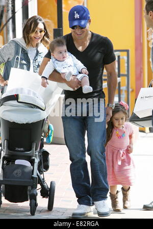 Mario Lopez con la moglie Courtney Mazza e famiglia, Gia e Domenico di andare a fare shopping al Bel Bambini sul Robertson con: Mario Lopez,Courtney Laine Mazza,Gia Francesca Lopez,Domenico Lopez dove: Los Angeles, California, Stati Uniti quando: 23 Mar 2014 Foto Stock