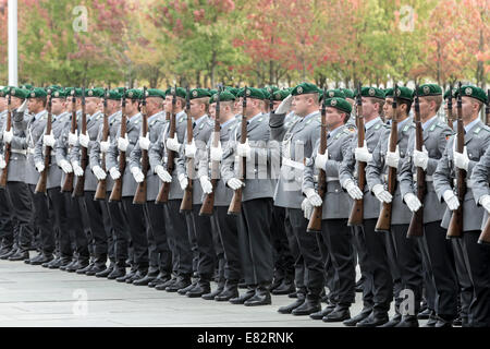 Berlino, Germania. Il 29 settembre 2014. Angela Merkel, cancelliere tedesco, accoglie con favore il primo ministro della Finlandia, Alexander Stubb, con gli onori militari alla cancelleria tedesca su settembre 29th, 2014 a Berlino, Germania. / Foto: Alexander Stubb, Primo Ministro della Repubblica di Finlandia e del Cancelliere tedesco Angela Merkel. Credito: Reynaldo Chaib Paganelli/Alamy Live News Foto Stock