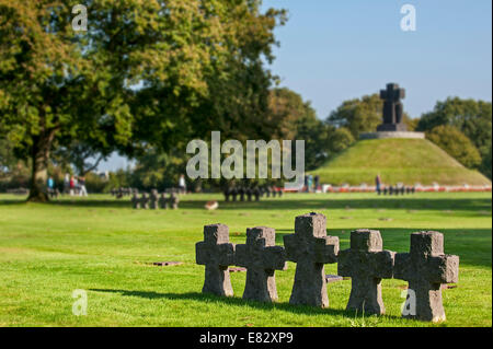 Lapidi e croci in pietra a La Cambe tedesca di seconda guerra mondiale cimitero militare, Bassa Normandia, Francia Foto Stock