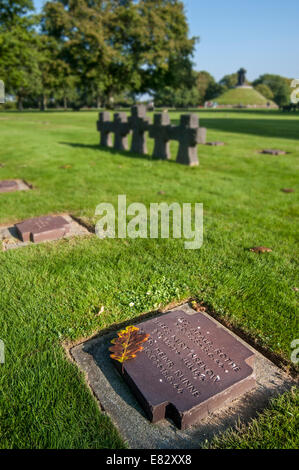 Lapidi e croci in pietra a La Cambe tedesca di seconda guerra mondiale cimitero militare, Bassa Normandia, Francia Foto Stock