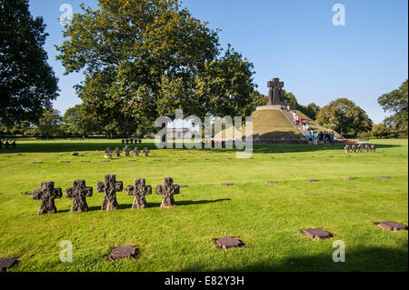 Lapidi e croci in pietra a La Cambe tedesca di seconda guerra mondiale cimitero militare, Bassa Normandia, Francia Foto Stock