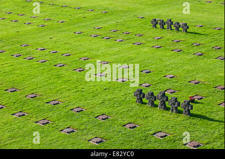 Lapidi e croci in pietra a La Cambe tedesca di seconda guerra mondiale cimitero militare, Bassa Normandia, Francia Foto Stock