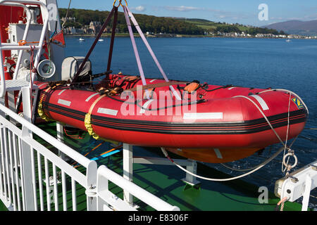 Zattera gonfiabile, rapido mezzo di salvataggio. A bordo di traghetti da Rothesay a Wemyss Bay. Scozia UK Foto Stock
