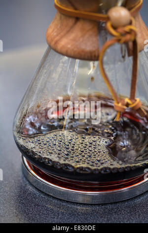 Collegare il portafiltro con il caffè appena macinato alla macchina da caffè  Foto stock - Alamy