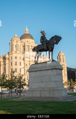Il re Edoardo VII statua in bronzo e il porto di Liverpool Edificio, Pier Head, Liverpool, Merseyside Regno Unito Foto Stock