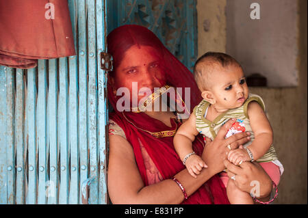 Madre e figlio sulla soglia di casa nella città blu di Jodhpur Foto Stock