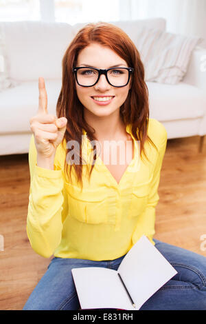 Sorridente ragazza adolescente con tablet pc a casa Foto Stock