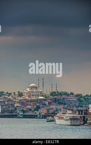 Come un temporale passa attraverso Istanbul un raggio di sole che splende sulla Moschea Süleymaniye Foto Stock