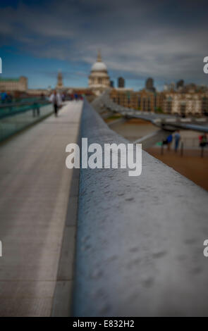 Gocce di pioggia sulla ringhiera del Millennium Bridge dopo una doccia a pioggia con un defocalizzata la Cattedrale di St Paul in background Foto Stock