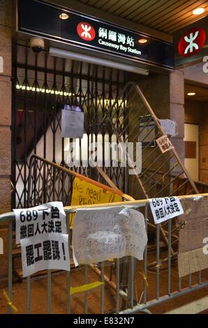 Hong Kong. 29Sep, 2014. Una stazione della metropolitana è barricati come parte della seconda notte di un pro-democrazia il sit-in di noto come 'occupano Central". Un segno legge 'Siamo spiacenti per il disagio, ma abbiamo bisogno di una vera democrazia'. L'umore era calma e celebrativo, considerando che la notte prima, nella Admiralty district, i manifestanti di fronte gas lacrimogeni, spruzzo di pepe e manganelli dalla polizia in piena sommossa ingranaggio. Credito: Stefan Irvine/Alamy Live News Foto Stock