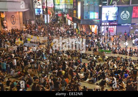 Hong Kong. 29Sep, 2014. Hong Kong le proteste: migliaia di giovani di indossare magliette nere prendono parte alla seconda notte di un pro-democrazia il sit-in di noto come 'occupano Central', bloccando il traffico su Yee Wo Street, una altrimenti occupato multi-lane strada transitabile a Causeway Bay Hong Kong. L'umore era calma e celebrativo, considerando che la notte prima, nella Admiralty district, i manifestanti di fronte gas lacrimogeni, spruzzo di pepe e manganelli dalla polizia in piena sommossa ingranaggio. Credito: Stefan Irvine/Alamy Live News Foto Stock
