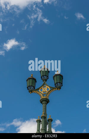 Ornate Victorian lampade stradali sul Westminster Bridge di Londra Foto Stock